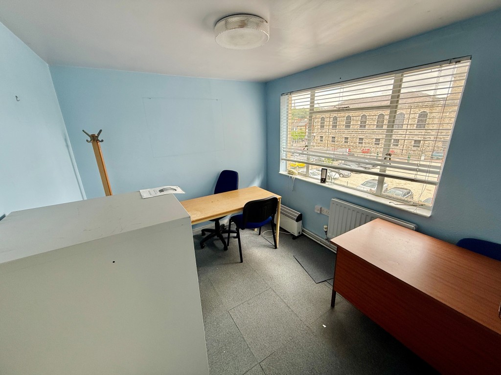 Lot: 15 - BUSINESS CENTRE FOR INVESTMENT WITH LAPSED PLANNING FOR 12 FLATS - Room 3